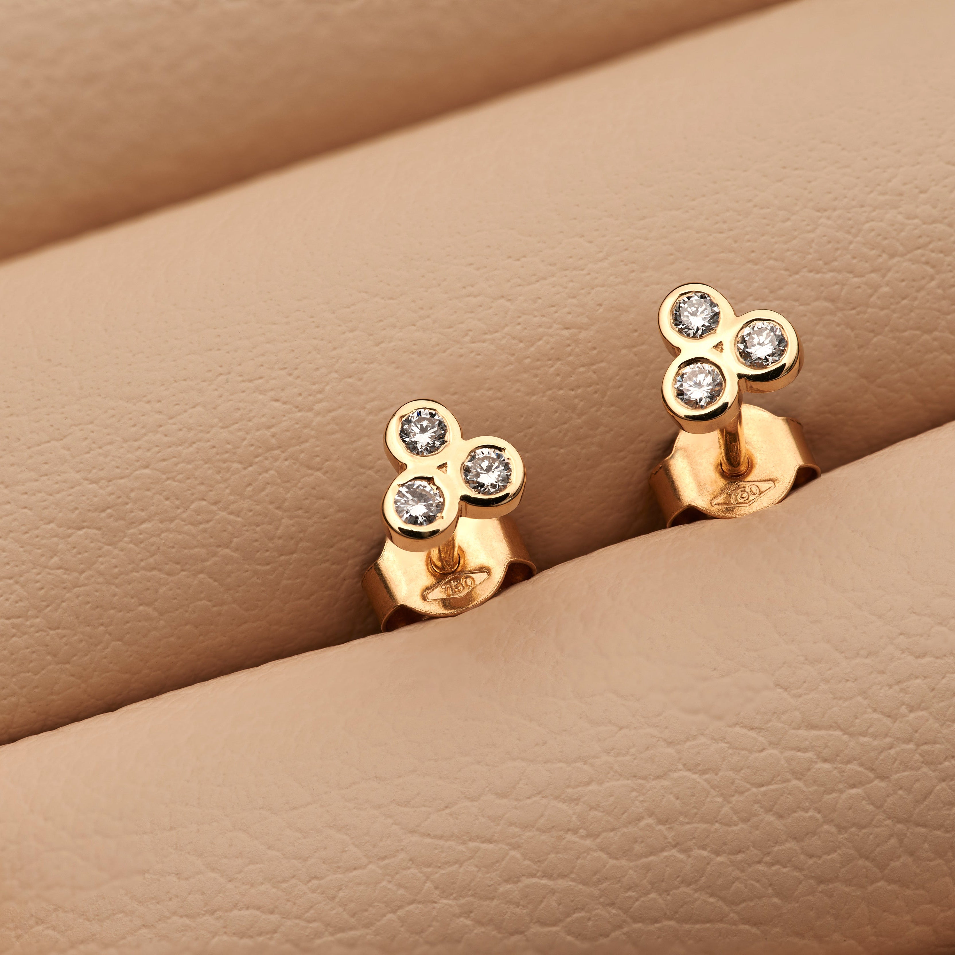 Silhouette No6 3 diamonds earstick