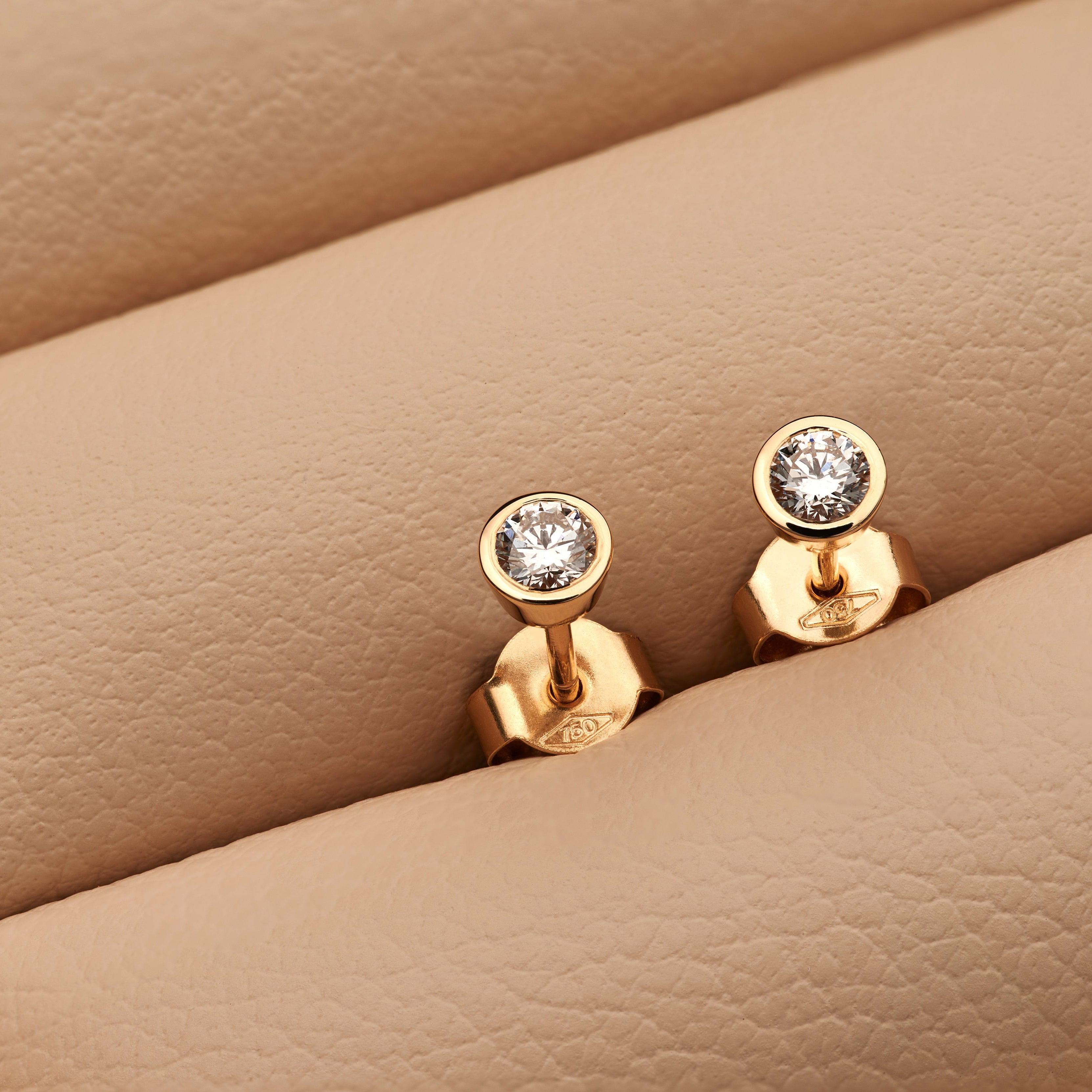 Silhouette No8 1 diamond earstick